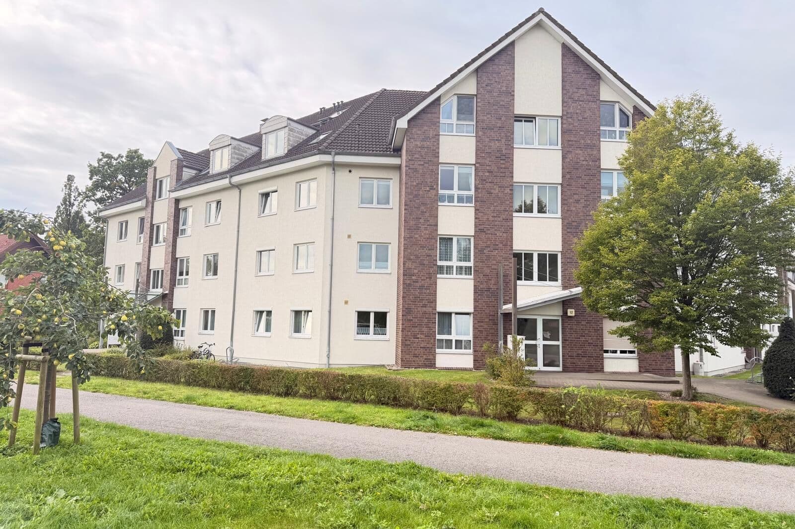 Gepflegte 4-Zimmer-Wohnung mit großzügigem Balkon, Aufzug & überdachtem Stellplatz